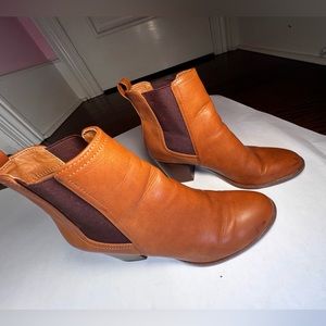 Loft women’s leather Ankle boots light brown, some stains but good in size 8